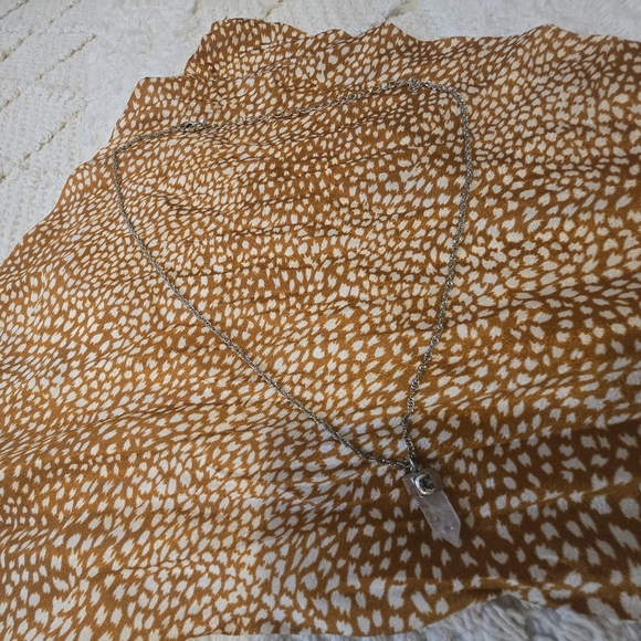 Quarts tip.selver pendent with Cresent moon detail and silver chain. - Picture 5 of 7